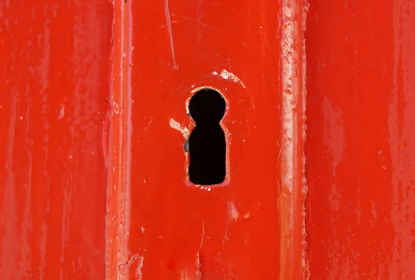 Wszystko stare drewniane drzwi malowane czerwony z klucza otwór w kształcie serca — Zdjęcie stockowe