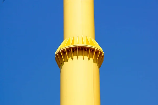 Moeren en bouten zijn bevestiger tussen concrete en hoge mast pole. — Stockfoto