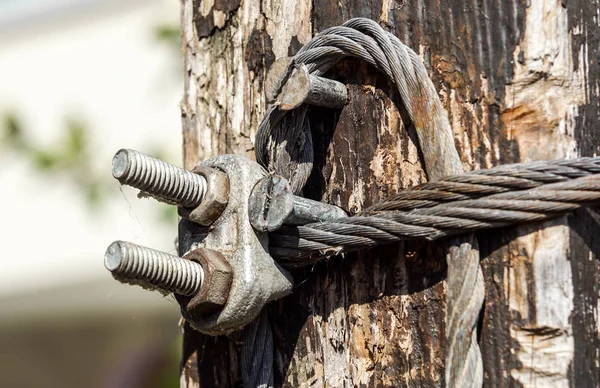 Stålvajer med klämma. närbild — Stockfoto