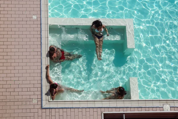 ROMA, ITALIA 17 JULIO 2018: spa en jacuzzi. La gente se está relajando en la piscina. relajarse en el spa de la piscina. la gente se está relajando en la piscina.Relax spa . — Foto de Stock