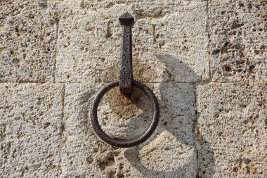 Duvarda metal kapı halkası. Kafa tokmağı.