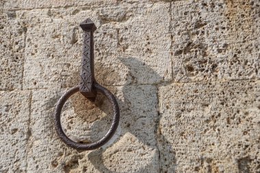 Duvarda metal kapı halkası. Kafa tokmağı.
