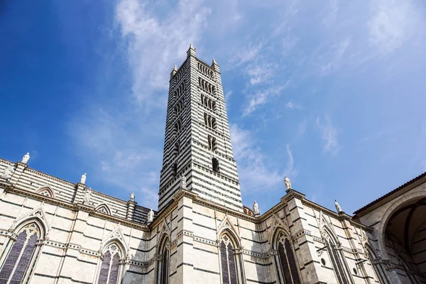 Catedral de Siena. é uma igreja medieval, agora dedicada à Assunção de Maria, concluída entre 1215 e 1263, Siena, Itália — Fotografia de Stock