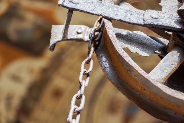 Poleas viejas con cadenas un poco oxidadas, de cerca —  Fotos de Stock