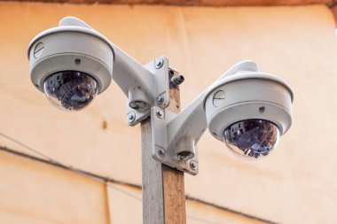 Güvenlik kamerası. Modern Cctv kamera bir duvar. Kavramı gözetim ve izleme.
