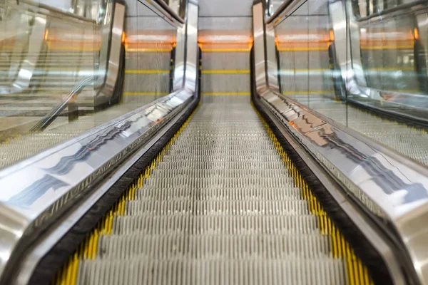 Mechanische roltrappen voor mensen op en neer, toegang tot detail — Stockfoto