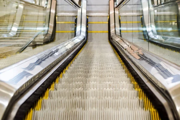 Mechanische roltrappen voor mensen op en neer, toegang tot detail — Stockfoto