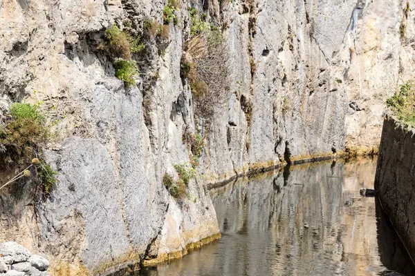 石の背景に青い山の川の岩 — ストック写真