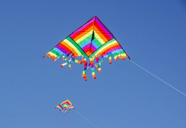 Bir uçurtma festivali ar mavi gökyüzü güzel uçurtma