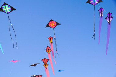 Bir uçurtma festivali ar mavi gökyüzü güzel uçurtma