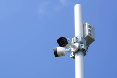 Milan, Italya-10 Ağustos 2018: Hikvision video gözetleme kameraları Pole. Marka dünya çapında yaygındır .