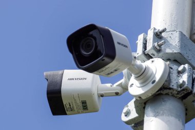 Milan, Italya-10 Ağustos 2018: Hikvision video gözetleme kameraları Pole. Marka dünya çapında yaygındır .