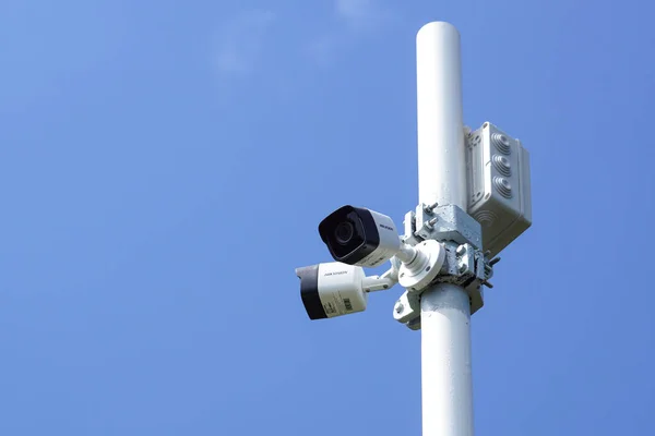 Mediolan, Włochy-10 sierpnia 2018: kamery do monitoringu wizyjnego Hikvision na słupie. Marka jest szeroko rozpowszechniona na całym świecie . — Zdjęcie stockowe