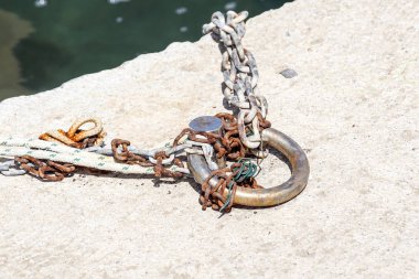 Bir zincir ile eski metal paslı palamar bariyer