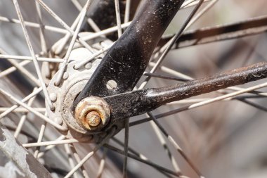 Bisiklet tekerleği ortasına ayrıntıları. Şişleri, çatal ve sığ odak somun.