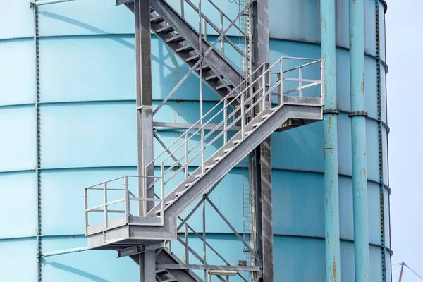 Escaleras que conducen al cielo en un tanque industrial blanco — Foto de Stock