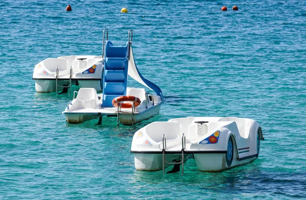 Bateau à pédale sur la mer Sardaigne le soir lorsque la plage est fermée aux touristes. pédalo — Photo