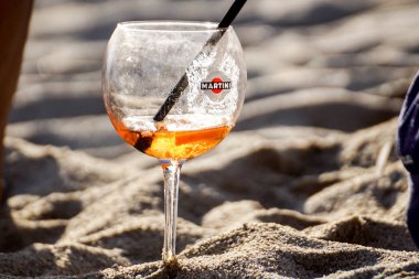 Riccione, Italya-1 Mayıs 2018: bir şişe martini şampanyası, arka planda deniz Plajı. Plaj barında serinletici üç yaz kokteylleri. Seçici odak