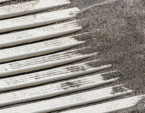 砂のテクスチャの背景を持つ木造ビーチボードウォークのトップビュー — ストック写真