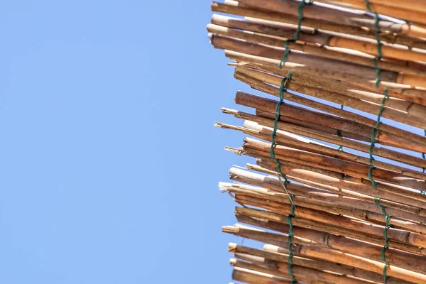 A házi készítésű strand lombkorona horgolt készült egy fém keretben. A tető egy száraz kúszónövény. Fedezet száraz bambusz, nád-vagy kúszónövény. — Stock Fotó