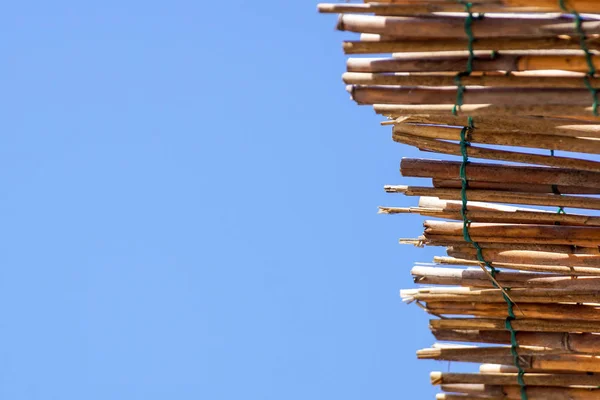 A házi készítésű strand lombkorona horgolt készült egy fém keretben. A tető egy száraz kúszónövény. Fedezet száraz bambusz, nád-vagy kúszónövény. — Stock Fotó