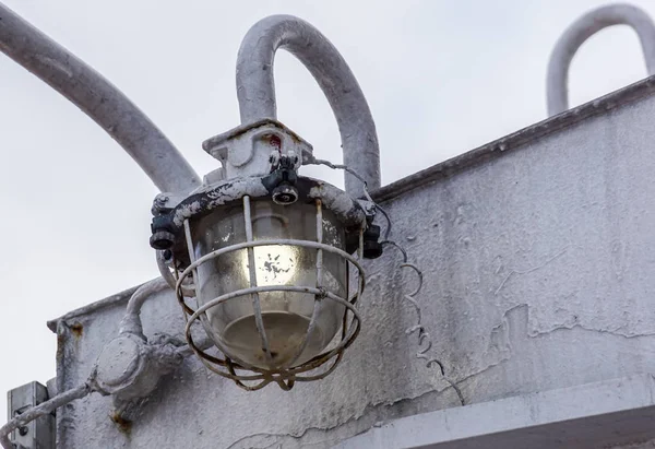 Ampoule pour la pêche, Lampe de pêche sur bateau de pêche. — Photo