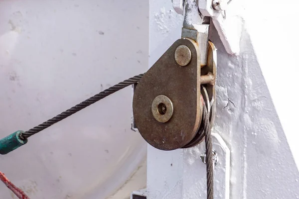 Pulley and rope on a boat. Small detail. — Stock Photo, Image