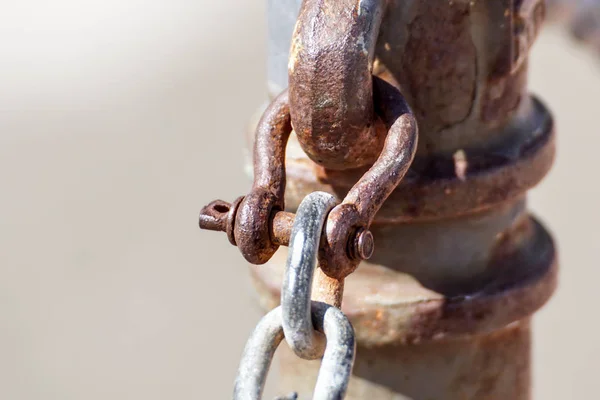 Drótkötél parittya régi kapcsolat rozsdás acél összpontosít-val sekély mélység-ból mező kijelölése. — Stock Fotó