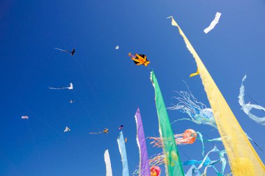 Bir uçurtma festivali güzel uçurtma. mavi gökyüzü