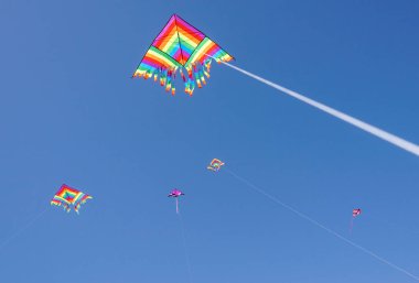 Mavi bir gökyüzü karşı çok renkli bir uçurtma