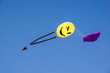 Çeşitli uçurtma Uçurtma Festivali mavi gökyüzünde uçan