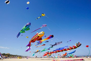 Çeşitli uçurtma Uçurtma Festivali mavi gökyüzünde uçan