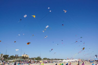 Cervia, İtalya - 1 Mayıs: Gökyüzü ucurtmalar Uluslararası Uçurtma Şenliği on Mayıs 1, 2010 Cervia, İtalya için dolu. Bu Festival birlikte uçurtma el ilanları üzerinden tüm dünyada her yıl 1981 yılından beri getiriyor.