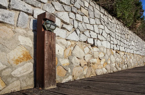 Perspectiva de ponte de madeira na praia. Madeira de passarela — Fotografia de Stock