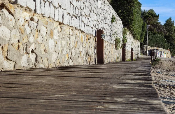 Perspectiva de ponte de madeira na praia. Madeira de passarela — Fotografia de Stock