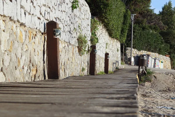 Perspectiva de puente de madera en la playa. Pasarela de madera — Foto de Stock