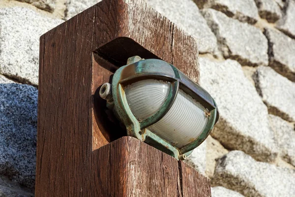Pequeno poste de lâmpada pedonal de madeira Vista ao longo do calçadão de madeira — Fotografia de Stock