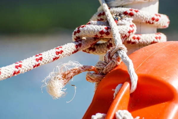 Hängande orange liv bälte med lång rep på stranden, säkerhet och säkerhetskoncept — Stockfoto