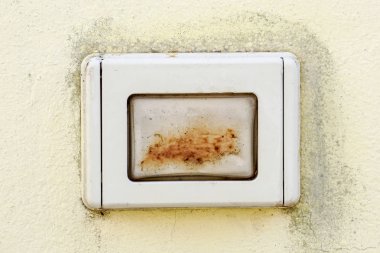 Duvarda eski bir kapı zili.kapat.