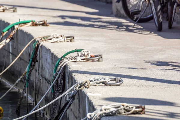 Catena di ancoraggio nautica con ruggine nel molo . — Foto Stock