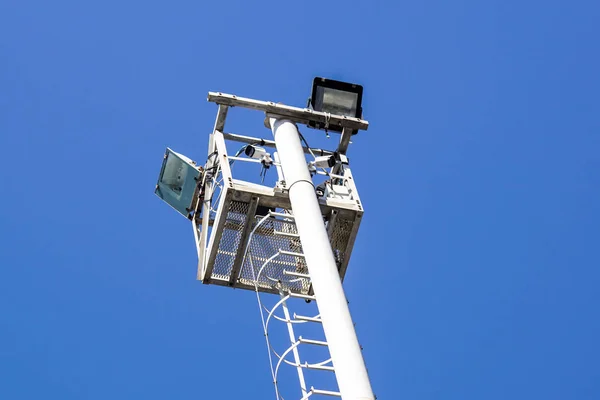 Spot lichtmast over heldere blauwe hemel achtergrond — Stockfoto