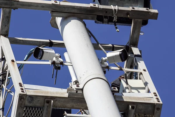 Hoge toren van CCTV camerasysteem overdag — Stockfoto