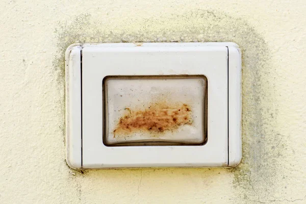 Duvarda eski bir kapı zili.kapat.