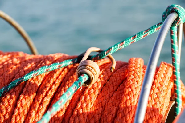 Hängande orange liv bälte med lång rep på stranden, säkerhet och säkerhetskoncept — Stockfoto