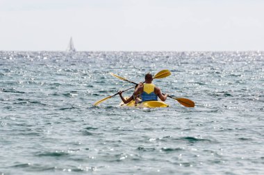 Maceracı seyahat çift denizde mükemmel bir manzara üzerinde bir tekne kürek