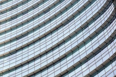 Şehir iş bölgesinde modern tasarım gökdelen ofis binalarınDokulu pencere cephe kavramsal görüntü, pencere yüzeyi desen arka plan yansıması