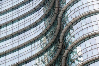 Şehir iş bölgesinde modern tasarım gökdelen ofis binalarınDokulu pencere cephe kavramsal görüntü, pencere yüzeyi desen arka plan yansıması
