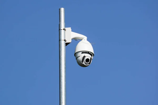 Bezpečnostní kamera, která vidí 360 na sloupu veřejného osvětlení — Stock fotografie