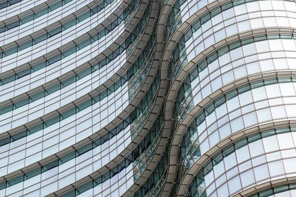 都市ビジネス地区の近代的なデザインの超高層ビルオフィスビルのテクスチャー窓ファサードの概念的なイメージ、窓面パターンの背景に反射 — ストック写真