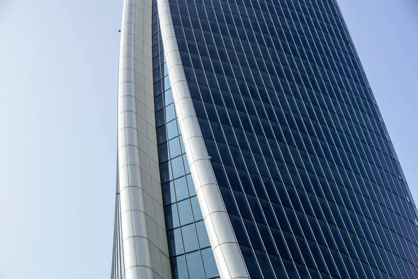 MILÁN, ITALIA 4 DE MAYO DE 2019.: Rascacielos financieros de vidrio moderno abstracto Detalle de la arquitectura. Construcción arquitectónica moderna de listones de madera con diseño calado de media vuelta — Foto de Stock